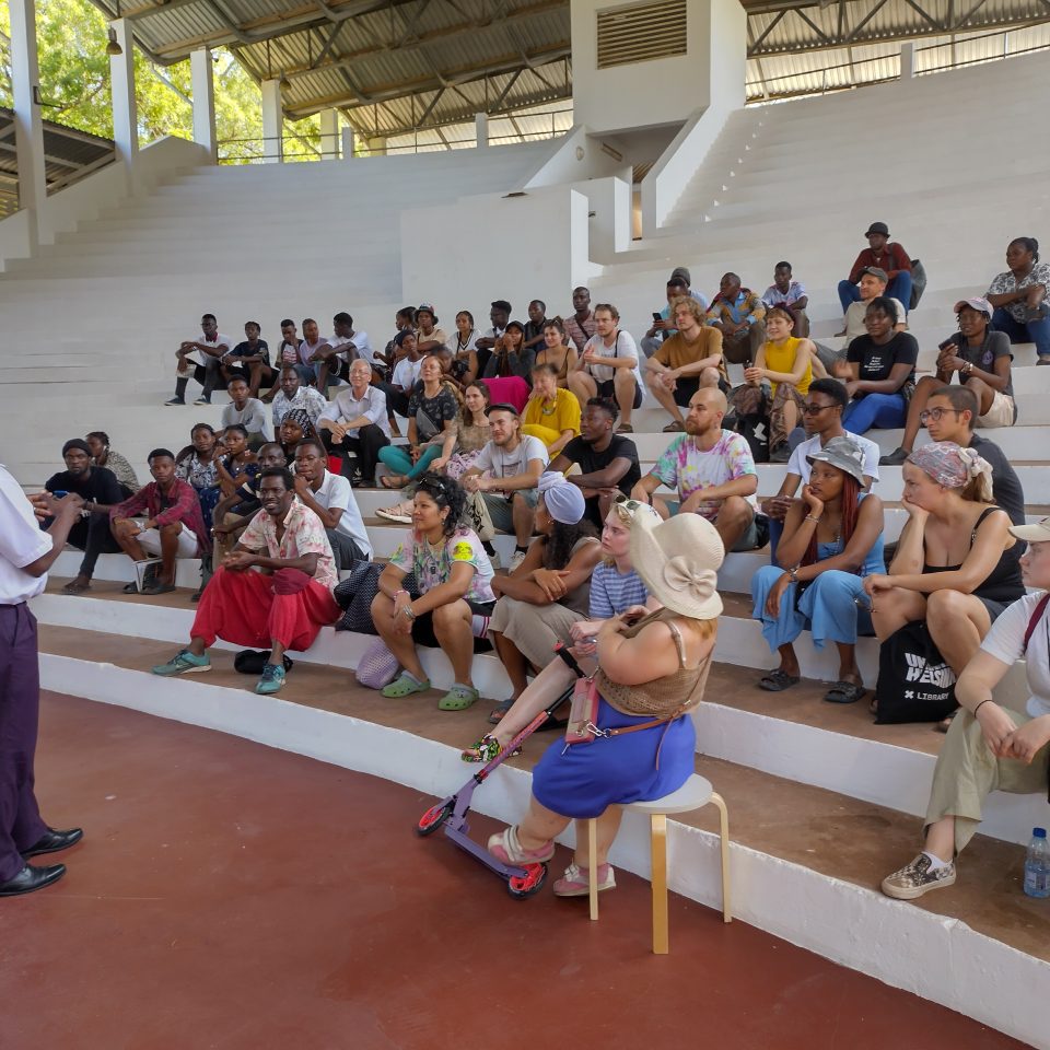 EDUCase-projektets deltagare sitter i Bagamoyo, Tansania, Tasuba College of Arts, och lyssnar på en presentation.