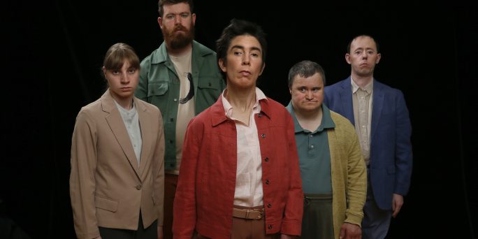 Fem människor från kortfilmen Shadow stirrar rakt in i kameran.