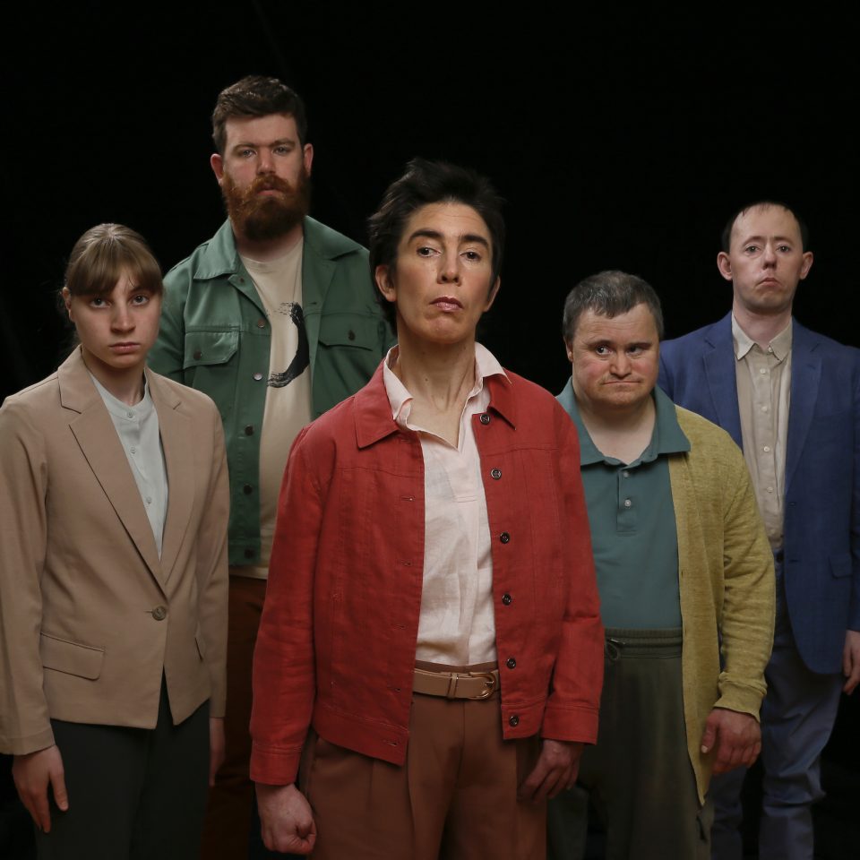 Fem människor från kortfilmen Shadow stirrar rakt in i kameran.