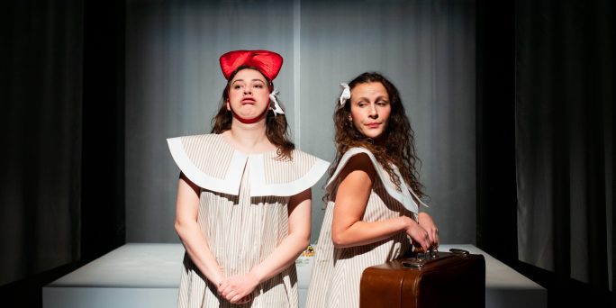 Mathilda Kruse och Oksana Lommi som Mannerheims döttrar, klädd i vita klänningar, ena bär på en stor gammaldags resväska.